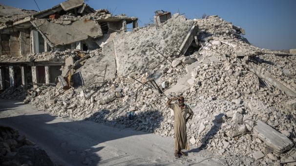 <p>Der Lebensmittelverkäufer Khaled Amash steht inmitten der Trümmer seines alten Hauses, wo er mit seinen neun Kindern gewohnt hat. Das alte Haus von Amash wurde nach einem Bombenangriff durch regimetreue Kräfte zerstört.</p>