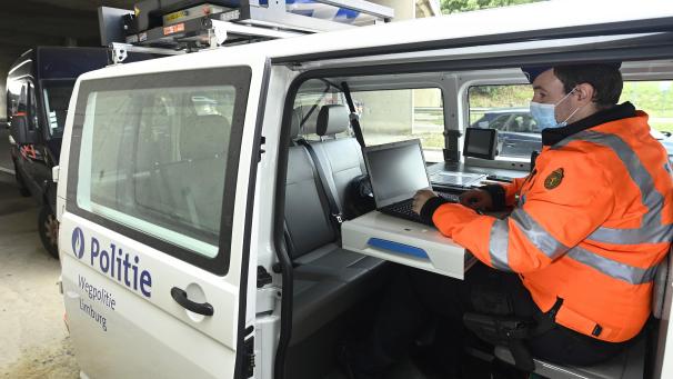 <p>Schneller Check am Computer im Polizeikombi.</p>
