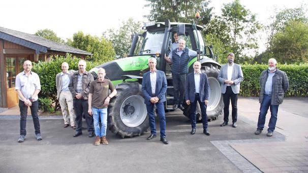 <p>Vertreter des belgischen Bauernbundes, des Kreisbauernverbandes Bitburg-Prüm und der Centrale paysanne aus Luxemburg trafen sich am Donnerstag zu einer europäischen Brotzeit in Winterspelt. Zu ihnen gesellten sich der CDU-Bundestagsabgeordnete Patrick Schnieder (2.v.r.) und die ostbelgische Regionalabgeordnete Christine Mauel (PFF-MR), die etwas später eintraf.</p>