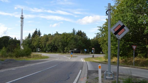 <p>Unweit des Lagers Elsenborn steht bereits die erste Vorrichtung für eine ANPR-Kamera.</p>