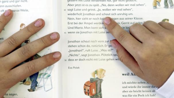 <p>Die PISA-Studien zur Lesekompetenz haben den starken Einfluss des Elternhauses auf die Leistungen der Schüler deutlich gemacht. Möchte man Fortschritte erzielen, muss man nicht nur bei den Schülern, sondern auch bei den Eltern ansetzen.</p>