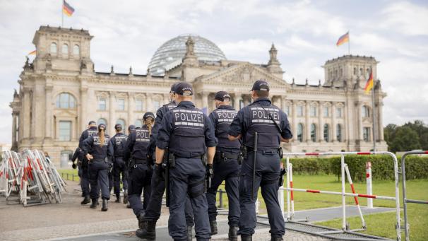 <p>Berlin stellt sich auf Tausende Demonstranten ein. Der Staat muss wehrhaft sein, ja, die Demokratie muss aber Widerspruch ertragen können. Sie lebt sogar vom Diskurs: wohlgemerkt zwischen Demokraten.</p>