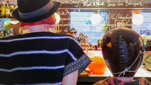 <p>Auf diesem von Sofia Boixet zur Verfügung gestellten Bild sitzen aufglasbare Puppen mit Sonnenbrille und Mundschutz an der Theke des Restaurants „La Pepita“. Damit bekämpfen die Betreiber in diesen Corona-Zeiten die negativen sozialen Folgen des vorgeschriebenen Mindestabstandes. So fühlen sich Gäste nicht allein.</p>