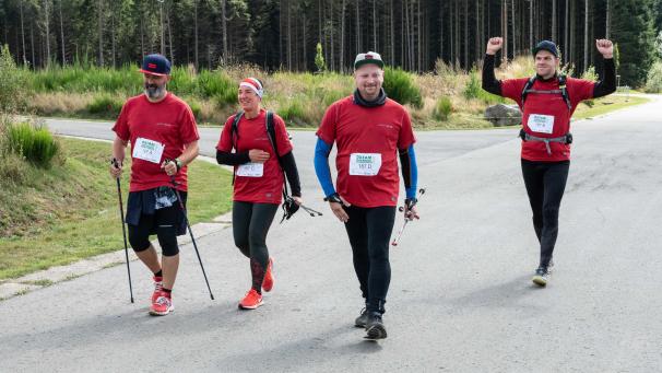 <p>Geschafft: Um 7 Uhr am Sonntagmorgen traf das Team „Von 0 auf 100“ nach insgesamt sogar 105,1 Kilometern am letzen Etappenziel in Courtil ein. V.l.n.r. erkennt man Guido Kohnen, Iris Keller, Fernando Leyens und Romain Fonk.</p>