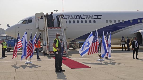 <p>Ein Flugzeug der israelischen Fluggesellschaft El Al steht am internationalen Flughafen Ben Gurion bei Tel Aviv. Knapp drei Wochen nach der historischen Einigung zwischen Israel und den Vereinigten Arabischen Emiraten ist der erste Direktflug zwischen beiden Ländern gestartet. Die Maschine von El Al flog vom Flughafen Ben Gurion in Richtung Abu Dhabi ab.</p>