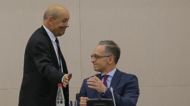 <p>Heiko Maas (l) und Jean-Yves Le Drian treffen zur Eröffnungssitzung der französischen Botschafter in den europäischen Ländern in Paris ein.</p>