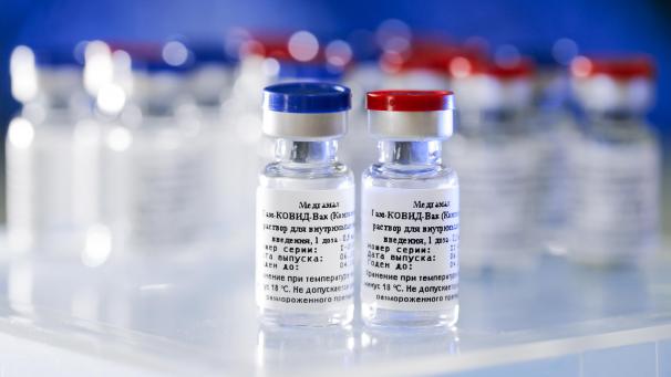 <p>Die vom russischen Investmentfonds Russian Direct Investment Fund zur Verfügung gestellte Aufnahme zeigt Ampullen mit einem neuen Impfstoff gegen das Coronavirus im Nikolai Gamaleya Nationalzentrum für Epidemiologie und Mikrobiologie auf einem Tisch.</p>