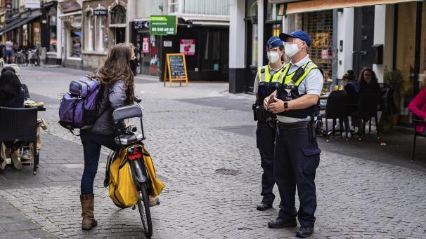 <p>Corona-Kontrolle der Polizei in Antwerpen.</p>
