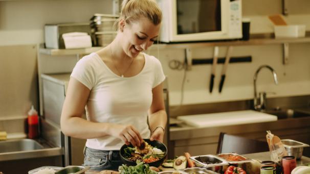 <p>Melina Stoffels ist studierte Ernährungsberaterin. Diesen Background lässt sie in ihre neue Arbeit bei „Fit ó Fago einfließen.“</p>
