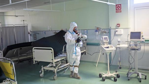 <p>Mit dem Ausbruch der Corona-Pandemie stieß das Gesundheitssystem Spaniens sehr schnell an seine Grenzen.</p>