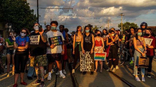 <p>In Kenosha sind viele Menschen auf die Straße gegangen, um zu protestieren.</p>
