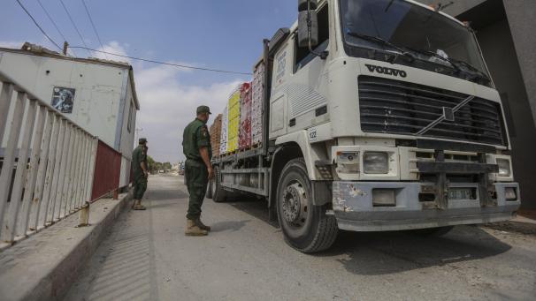<p>2018, Palästinensische Autonomiegebiete, Kerem Schalom: Zwei palästinensische Sicherheitskräfte inspizieren einen LKW mit Lebensmitteln am Grenzübergang Kerem Schalom im südlichen Gazastreifen, dem einzigen Grenzübergang für Waren und kommerzielle Güter bei Rafah.</p>