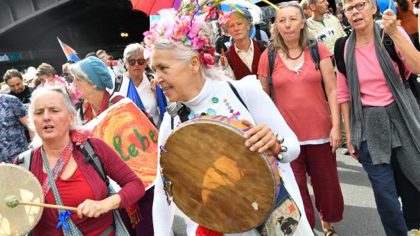 <p>Das war die Demo in Berlin zu sehr weiten Teilen: ein buntes friedliches Treiben. Das Bild, das in zahlreichen Medien herüberkam, ein ganz anderes.</p>