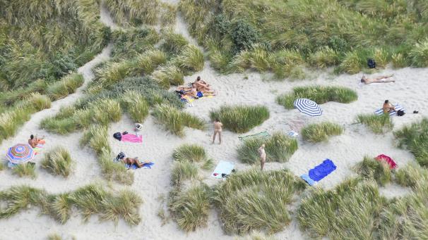 <p>Ein spezieller Strandabschnitt in Bredene ist ab heute wieder für Nudisten auf.</p>