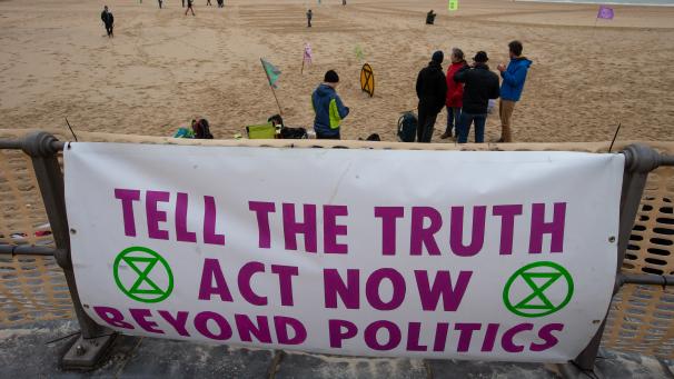 <p>Eine Aktion von Extinction Rebellion in Ostende. Die Organisation ist ebenfalls der „Koalition“ von „Faire Front“ beigetreten.</p>