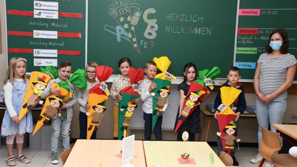 <p>Lehrerin Helena Mackels hieß die Erstklässler in Medell gebührend willkommen.</p>