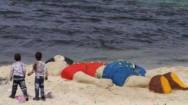 <p>An einem Strand in Gaza erinnerte eine Stoffpuppe an den Tod des dreijährigen Aylan Kurdi.</p>