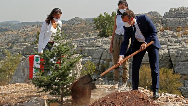 <p>Zum 100. Jahrestag der Gründung des Libanon pflanzte der französische Präsident in der Nähe von Beirut einen Baum.</p>