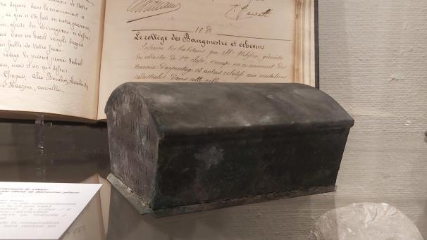<p>In dieser Holzkiste wird das Herz von Paul David, dem ersten Bürgermeister von Verviers, aufbewahrt.</p>