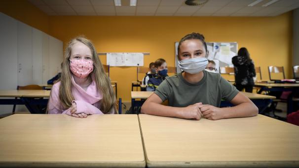 <p>Anaïs Kaldenbach (l.) und Mona Malinowski haben den ersten Schultag mit Maske unbeschadet überstanden.</p>