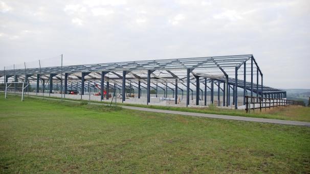 <p>Die Ausmaße des im Bau befindlichen Offenstalls der Eifel Angus Farm in Maspelt sind beeindruckend. Weil dies im Dorf doch einige Fragen und auch Sorgen aufwarf, kam es am Montagabend vor Ort zu einer offenen und sachlich geführten Aussprache zwischen dem Betreiber und der Dorfbevölkerung.</p>