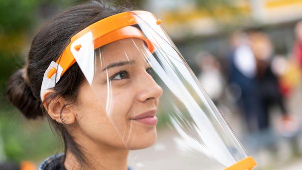 <p>Statt einer Gesichtsmaske nutzen einige Menschen auch Plastikvisiere zum Schutz vor Corona-Viren.</p>