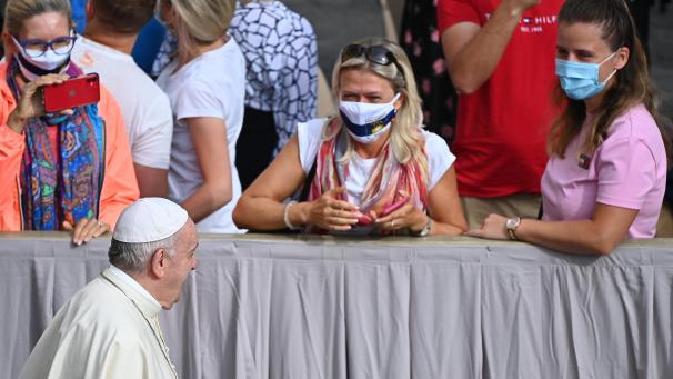 <p>Papst Franziskus hat am Mittwoch seine erste Generalaudienz mit Gläubigen seit Ausbruch der Corona-Pandemie abgehalten.</p>
