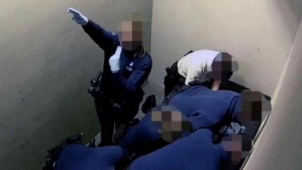 <p>Eine Polizistin machte bei dem Polizeieinsatz gegen Jozef Chovanec den Hitlergruß.</p>
