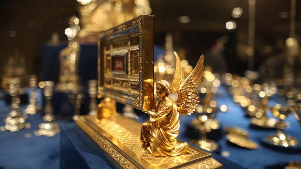 <p>Eine Staurothek mit Engelsfiguren aus dem Jahr 1893 steht in einer Vitrine im Aachener Dom.</p>