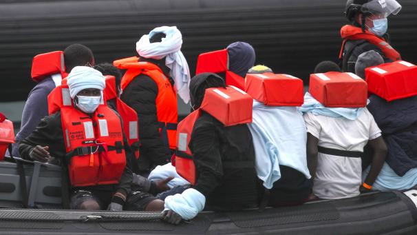 <p>Eine Gruppe von mutmaßlichen Migranten wird nach einem Zwischenfall mit einem kleinen Boot im Ärmelkanal von Offizieren der Grenztruppen nach Dover, Kent, gebracht.</p>