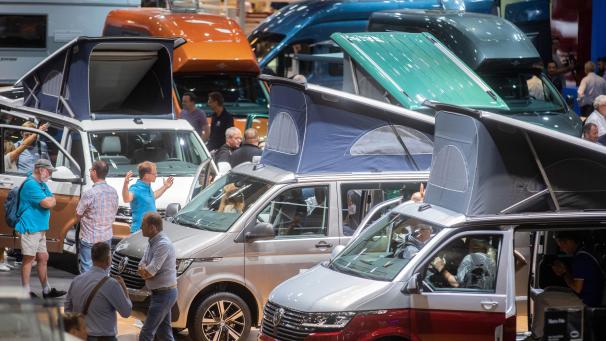 <p>Besucher auf dem Caravan Salon im letzten Jahr. Nach der Zwangspause in der Corana-Pandemie wagen die Messeveranstalter einen Neustart.</p>