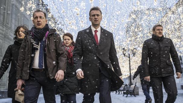 <p>Auf diesem Archivfoto, das am 25. 12. 2017 aufgenommen wurde, geht Alexej Nawalny (M), Oppositionsführer aus Russland, zu einer Sitzung der Zentralen Wahlkommission Russlands in Moskau.</p>