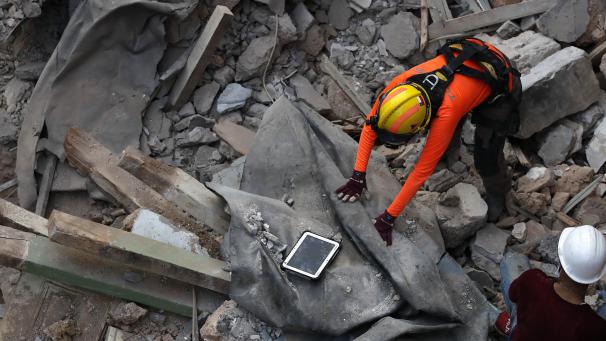 <p>Ein chilenischer Rettungshelfer setzt ein Schallortungsgerät an der Stelle eines bei der massiven Explosion im Hafen Beiruts im vergangenen Monat eingestürzten Gebäudes ein, nachdem er Signale erhalten hatte, dass es unter den Trümmern einen Überlebenden geben könnte.</p>