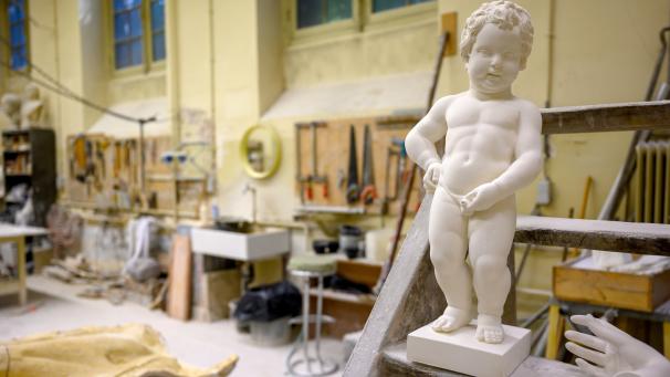 <p>Ein Abguss des Brüsseler Wahrzeichens „Manneken Pis“ steht in der Werkstatt der Gipsformerei.</p>
