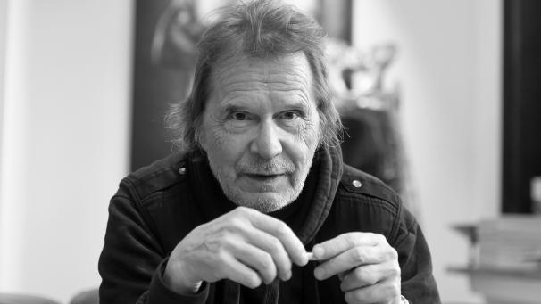 <p>2016, Niedersachsen, Wedemark: Uli Stein, deutscher Cartoonist und Fotograf, bei einem Interview. Der international bekannte Künstler sei vor einer Woche in seinem Haus bei Hannover gestorben, sagte Katja Seifert, Vorstand der Uli-Stein-Stiftung für Tiere in Not.</p>