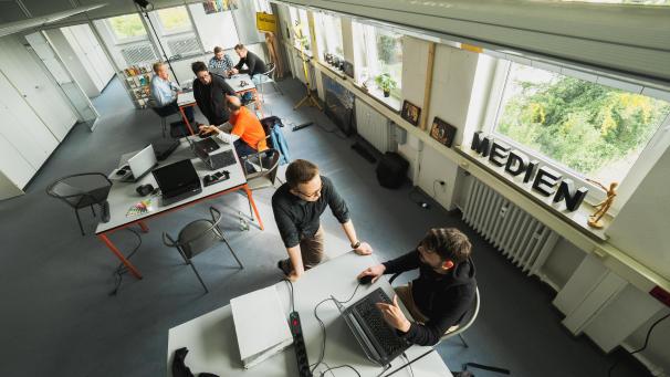 <p>Das neue Projekt „Qubus“ bietet auch Coworking an. Dabei werden voll ausgestattete Arbeitsplätze zur Verfügung gestellt.</p>
