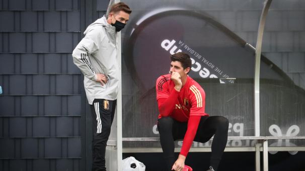 <p>Thibaut Courtois (rechts)</p>