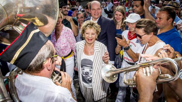 <p>Annie Cordy wird 2018 von Fans in Laeken begrüßt.</p>