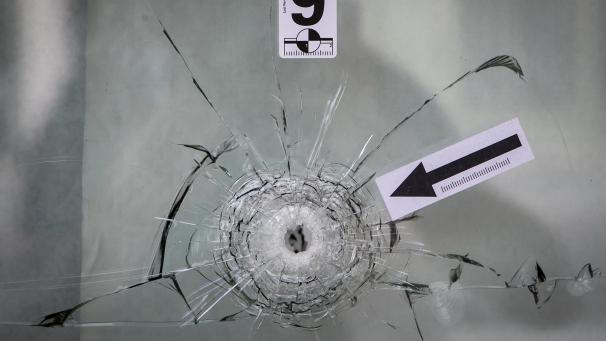 <p>In der Vergangenheit drohte der Drogenkrieg in Antwerpen zu eskalieren. Dieses Foto zeigt ein Einschussloch an einem Restaurant in Deurne.</p>
