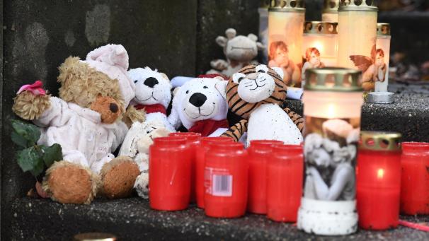 <p>Teddybären und Kerzen haben Mitmenschen vor dem Haus niedergelegt, wo die Polizei fünf Kindern tot gefunden hat. Gegen die Mutter, die einen versuchten Suizid überlebt hat, hat die Staasanwaltschaft gestern Haftbefehl erlassen.</p>