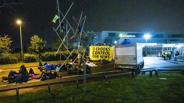 <p>Mehr als 100 Aktivisten hatten zuvor die Zufahrtsstraßen zu Druckereien blockiert.</p>