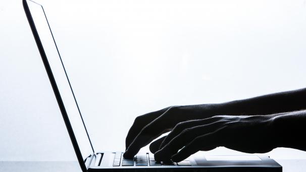 <p>Die Beschuldigten sollen sensible Informationen aus der Datenbank des Finanzministeriums gezogen und weiterverkauft haben.</p>