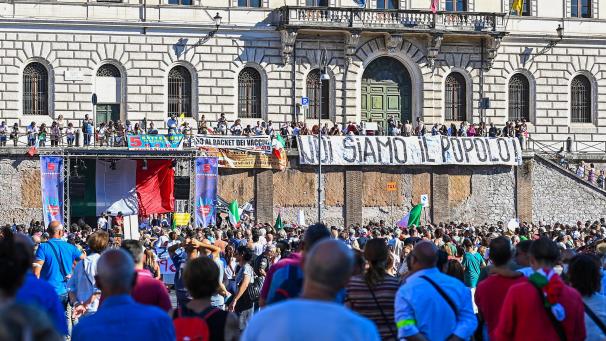 <p>Auf einem Banner war zu lesen: „Noi siamo il popolo“ (Wir sind das Volk).</p>