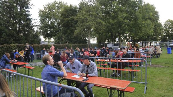 <p>Der Biergarten auf der Eynattener Kirmes ist in Blasen aufgeteilt, die durch Baugitter getrennt sind. Der Stimmung tat diese Sitzordnung keinen Abbruch.</p>
