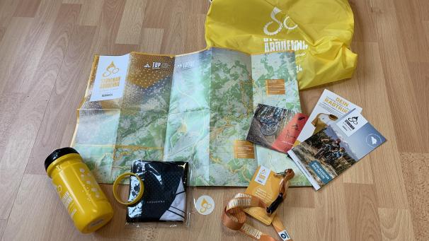 <p>Zum Starterpaket gehören beim „Stoneman Arduenna“ u.a. ein Plan, eine Stempelkarte, eine Trinkflasche, ein Halstuch und ein Gutschein.</p>
