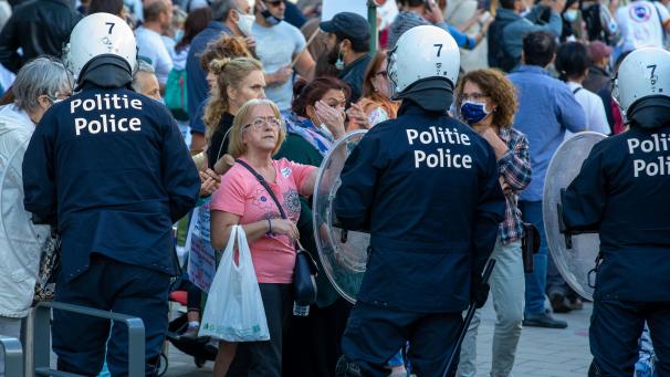 <p>Da ein Großteil der Demonstranten keine Mundmaske trug und sich nicht an die Abstandsregeln hielt, musste die Polizei die Kundgebung auflösen.</p>