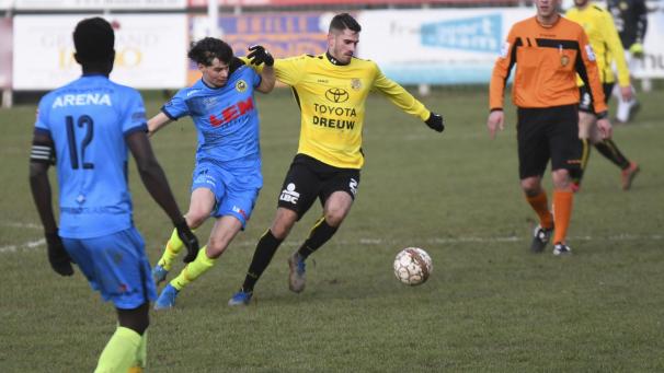 <p>Fabrice Stoffels (am Ball) verwandelte den entscheidenden Elfmeter ins Netz.</p>