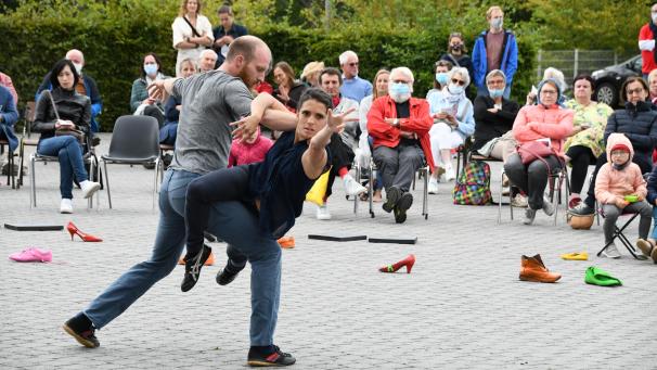 <p>Der Platz am Parlament war am Sonntag die einzige Bühne für sechs Tanzperformances.</p>