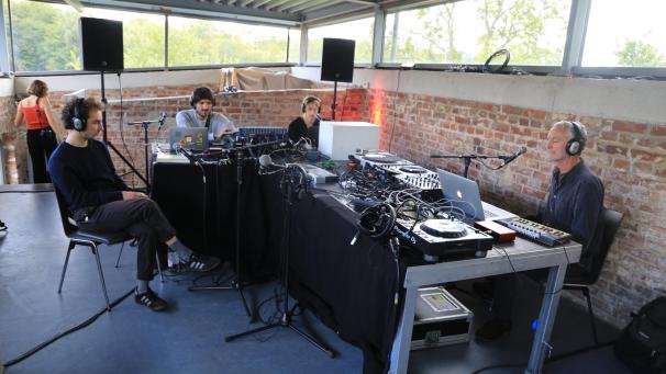 <p>Moderatoren diverser Sender haben am Meakusma-Radio mitgewirkt.</p>