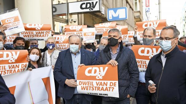 <p>Vlaams Belang: „CD&amp;V Putzlappen der Rue de la Loi?“</p>